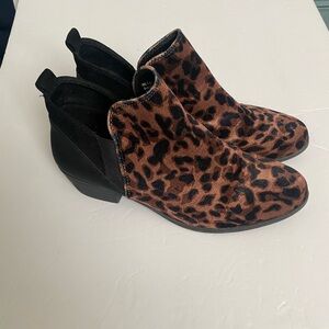 SO Kohls leopard print texture and black ankle booties